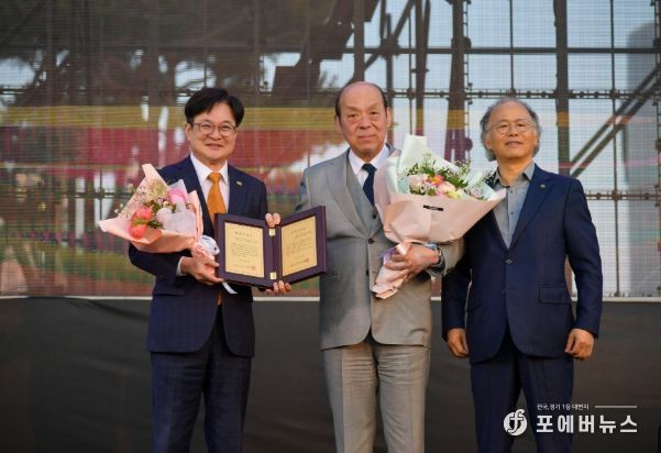 김병수 시장이 제15대 심수관에게 명예시민증을 수여했다.