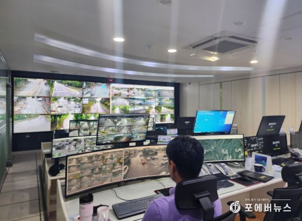 장성군 관제요원이 지능형 선별관제 시스템이 적용된 CCTV 화면을 감시하고 있다. 장성군 제