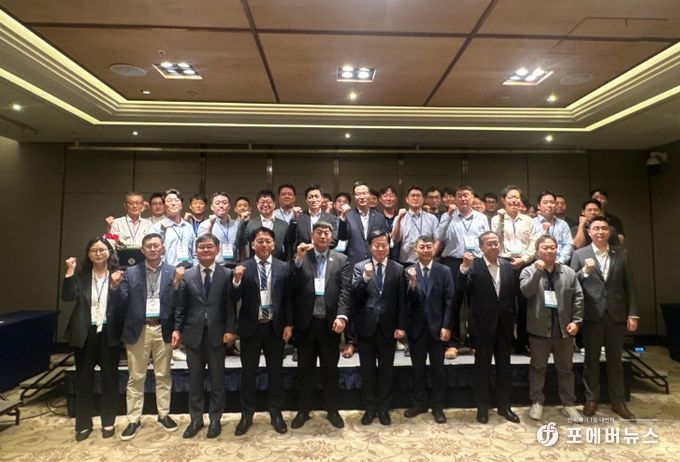 인천항 호치민 포럼에서 기념사진을 촬영하고 있다.