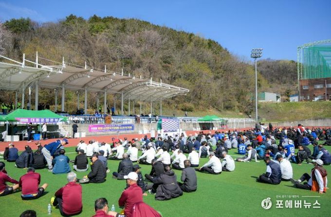 지난 28일 팔마보조경기장에서 열린 제1회 순천만국가정원배 시니어 축구대회에서 선수들이 개회식을 진행하고 있다