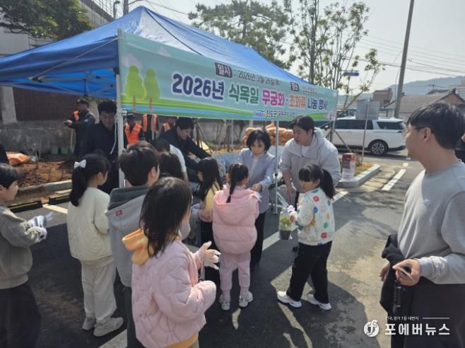 진도군, 식목일 맞아 무궁화 식재와 초화류 나눔 행사 개최