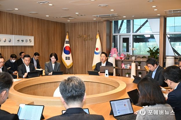 오세훈 서울시장 3월 31일(화) 집무실에서 ‘중동상황 관련, 서울시 에너지 위기 극복 대책회의’를 주재하고 있다.