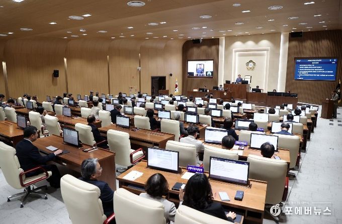 수원특례시의회가 4월 1일 본회의장에서 제400회 임시회 제1차 본회의를 열고 의사일정을 진행하고 있다.
