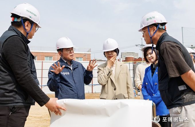 진교훈 강서구청장(왼쪽 두 번째)이 3일 ‘화곡초 복합화 지하공영주차장’ 공사 현장을 찾아 안전관리 방안을 점검하고 있다.
