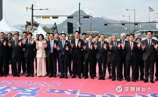 오세훈 서울시장이 4일(토), ‘2026년 부활절 퍼레이드’에서 참석자들과 기념 촬영하고 있다.