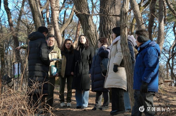 정초립 의원(가운데)이 북한산 둘레길 일대 현장을 방문해 서울시청·국립공원공단·강북구청 관계자들과 함께 둘레길 환경 정비 및 개선 방안을 논의하고 있다.
