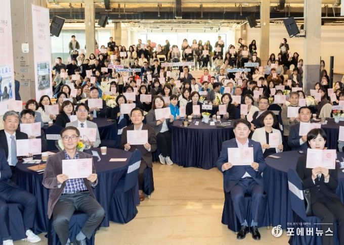 2026년 보건의 날 기념행사에서 이재준 수원특례시장(앞줄 왼쪽 테이블 오른쪽)과 참석자들이 함께하고 있다.