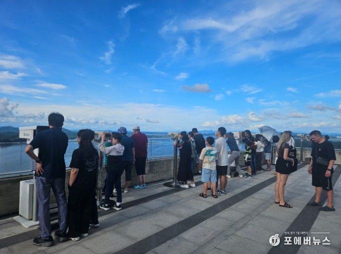 다양한 국적의 외국인들이 애기봉평화생태공원을 방문하고 있다.