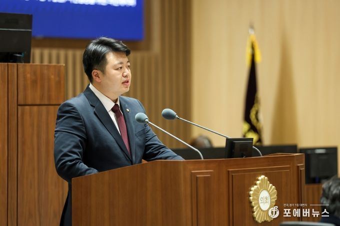 배지환 수원특례시의회 의원이 제400회 임시회 제2차 본회의에서 5분 자유발언을 하고 있다.