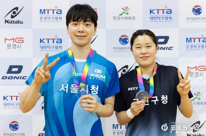 김예능(좌) 선수와 이다솜(우) 선수가 혼합복식 2위 입상 후 기념 촬영을 하고 있다