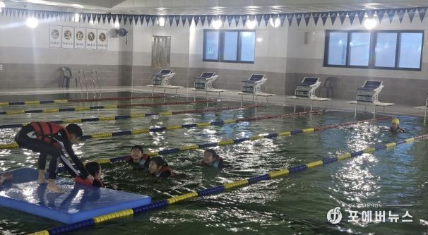 프로그램 참여 아동들이 구명조끼와 대형매트를 이용해 부력체험을 하고 있다.