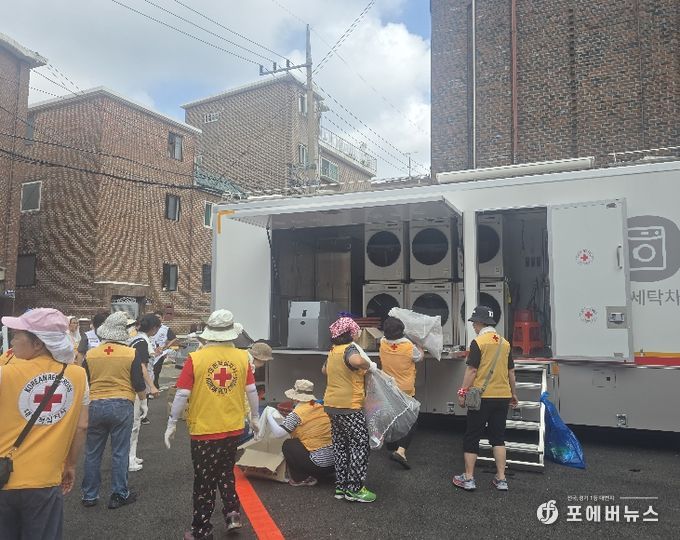 지난해 수해복구 현장에서 활동중인 적십자사 모습