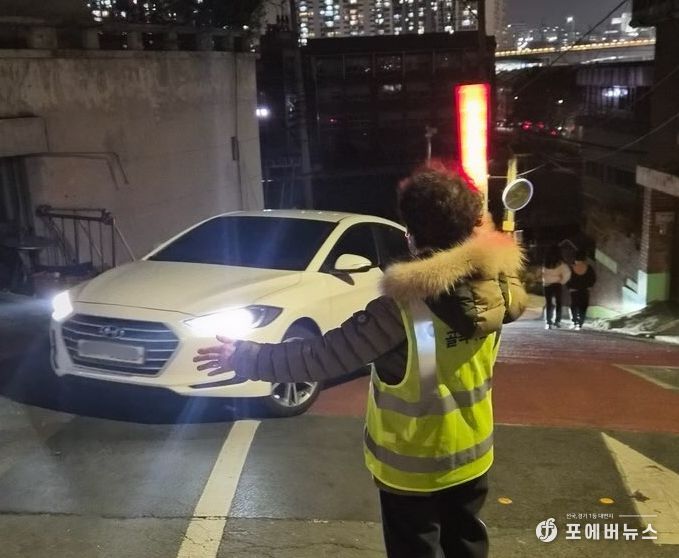 응봉산 골목지킴이의 교통 계도 활동 모습