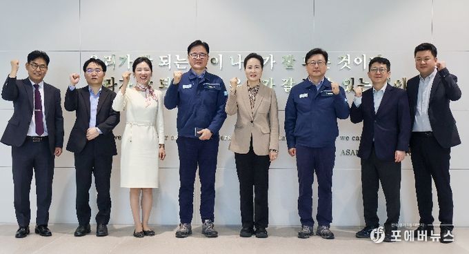 이진희 관세청 통관국장(오른쪽 네번째)이 14일 HD현대오일뱅크 대산공장을 방문하여 현장 애로사항을 직접 청취한 뒤 업체 관계자들과 기념 촬영하고 있다
<p> </p>
<p>