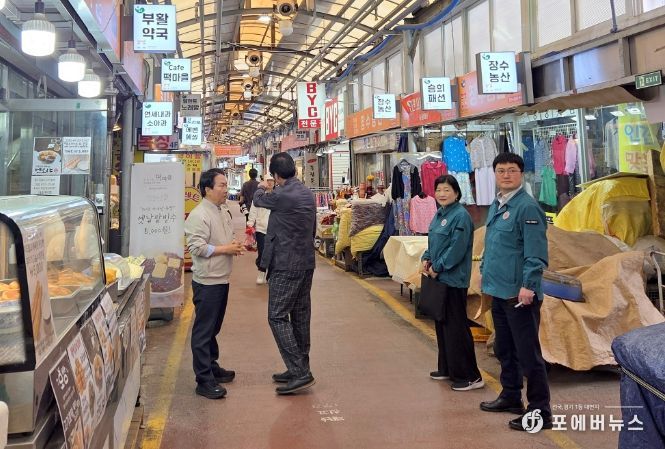16일 오전 ‘시설물 집중 안전 점검’을 위해 관련 공무원 및 민간전문가와 함께 영천시장을 찾은 이성헌 서대문구청장